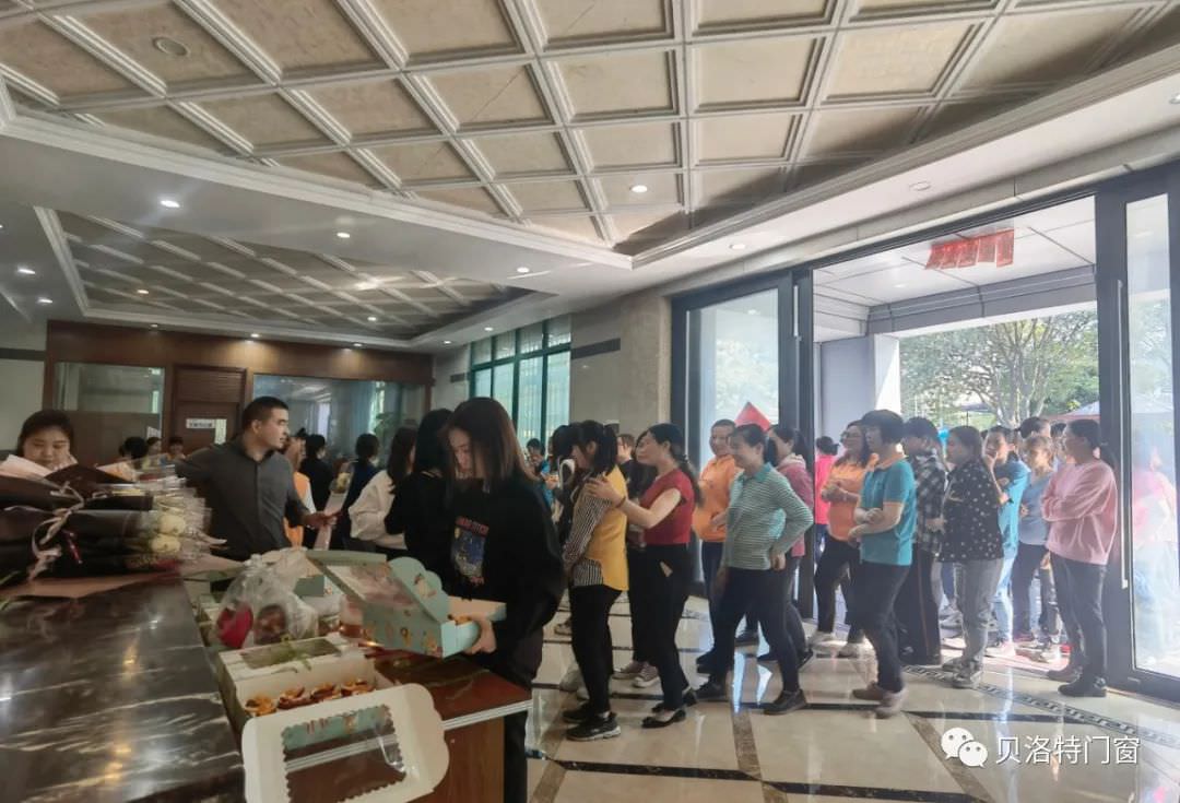 金年会金字招牌信誉至上系统门窗发放三八妇女节节日福利